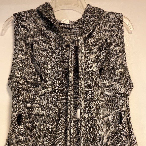 Hot & Delicious vest. Knitted. Beautiful design. Hooded. Chic & unique. - Picture 6 of 8